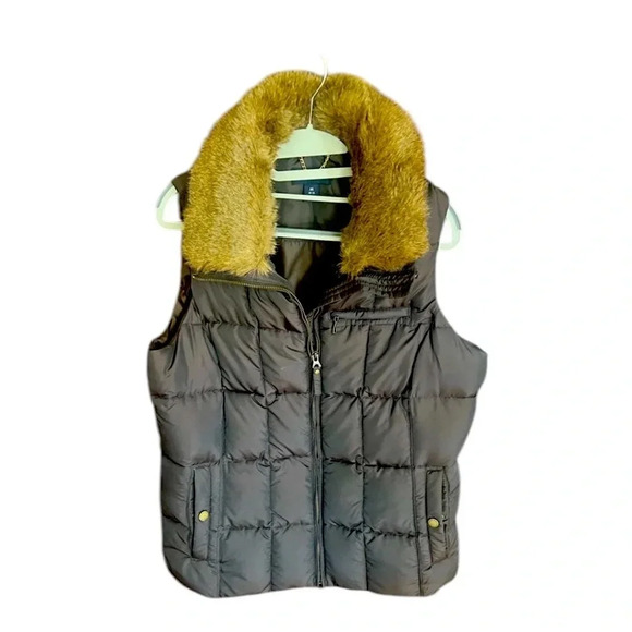 Lands End ladies puffer vest with faux fur collar M. 10/12 Brand new. - Picture 1 of 16